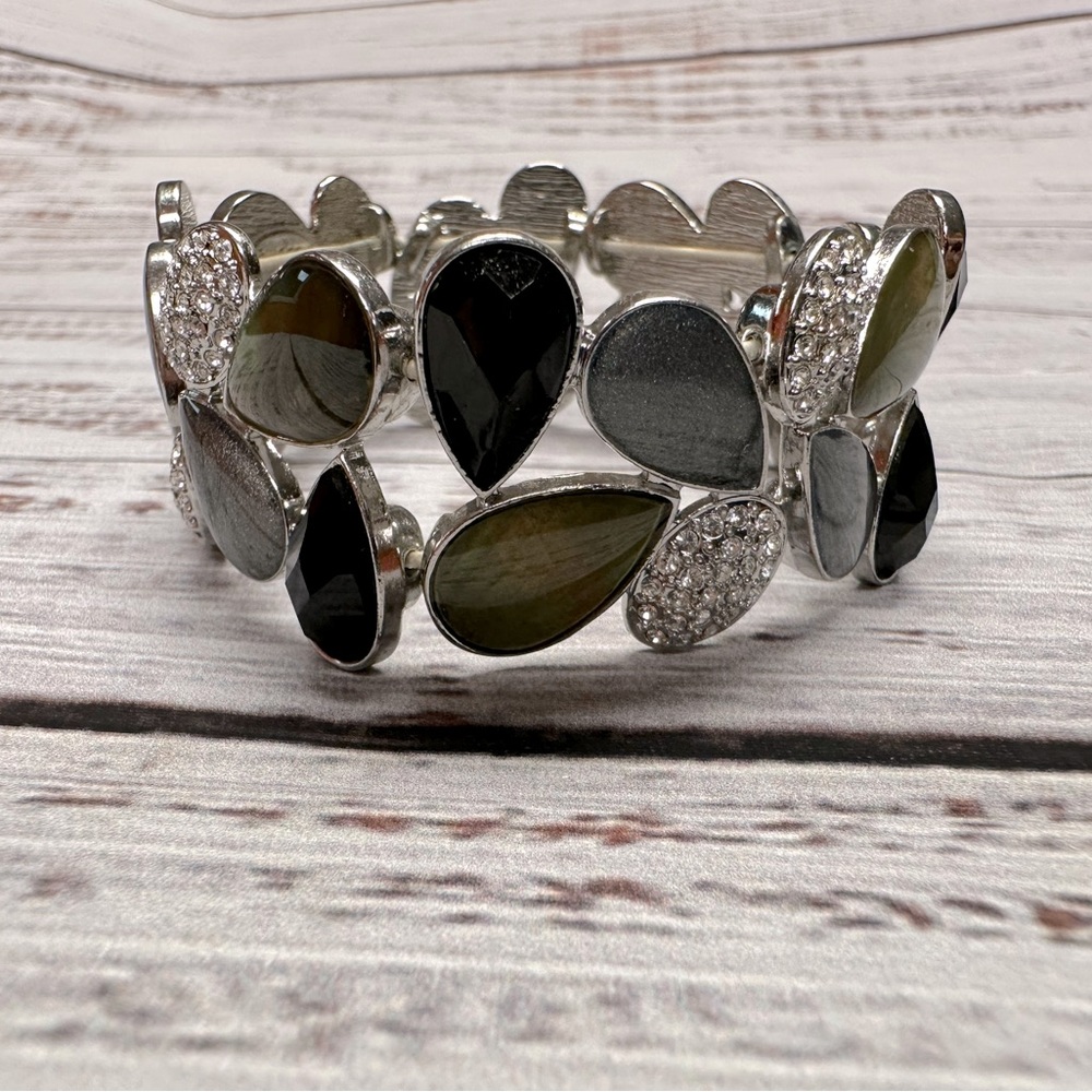 🌟 Stunning Lia Sophia Silver & Rhinestone Bracelet! 🌟